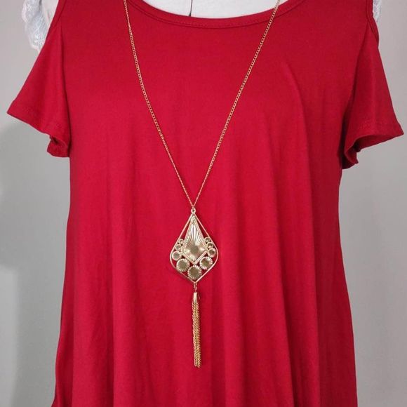 C'EST LA VIE Tops - NWT Medium C’EST LA VIE Red Blouse with necklace Red Cold Shoulder C2514